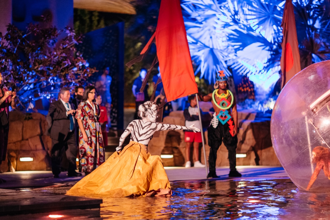 Producción espectáculo Rey León en piscina durante convención
